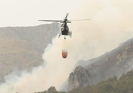 Un helicóptero en los incendios de León.