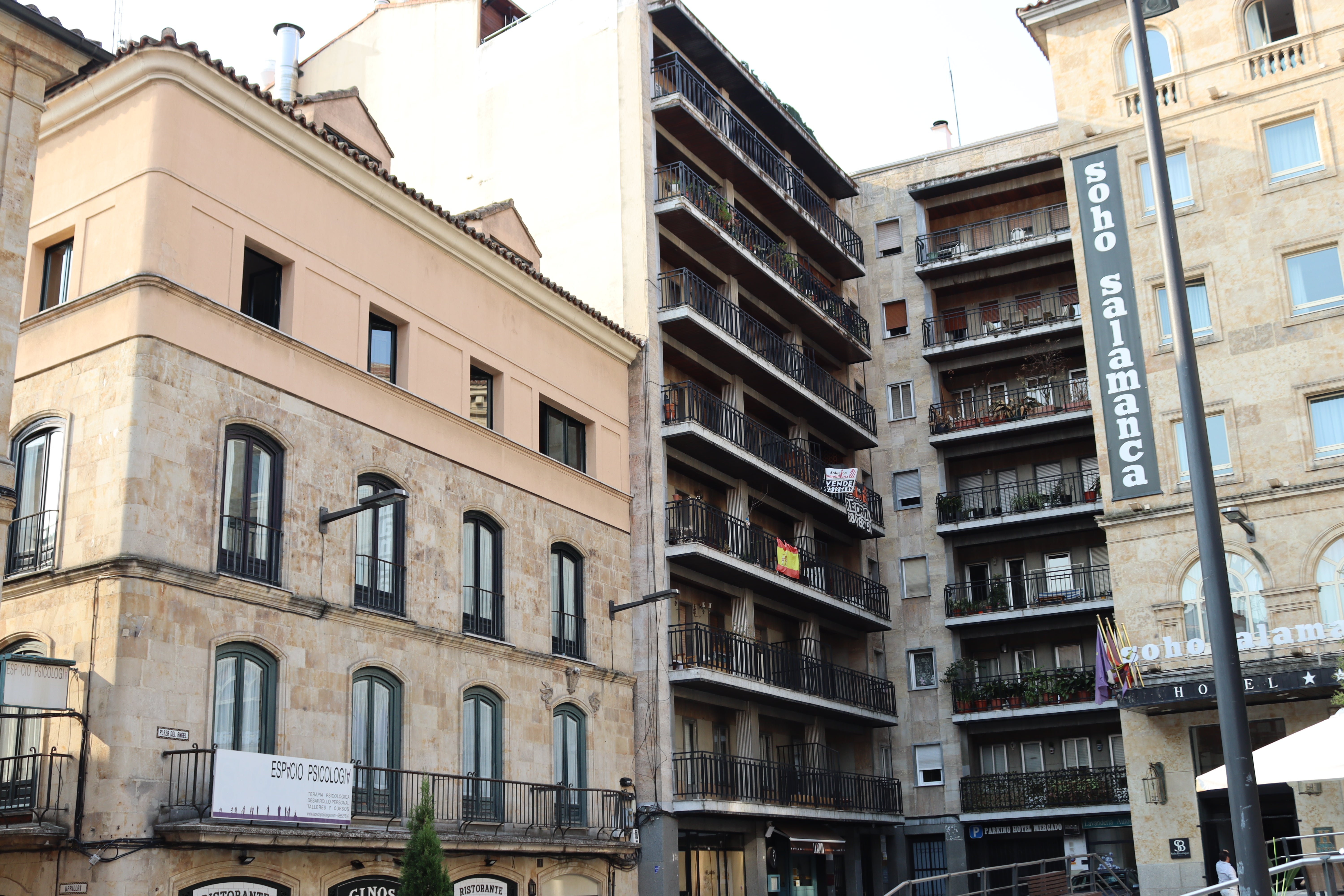 Imagen principal - Se cae parte de un balcón de una vivienda en pleno centro de Salamanca