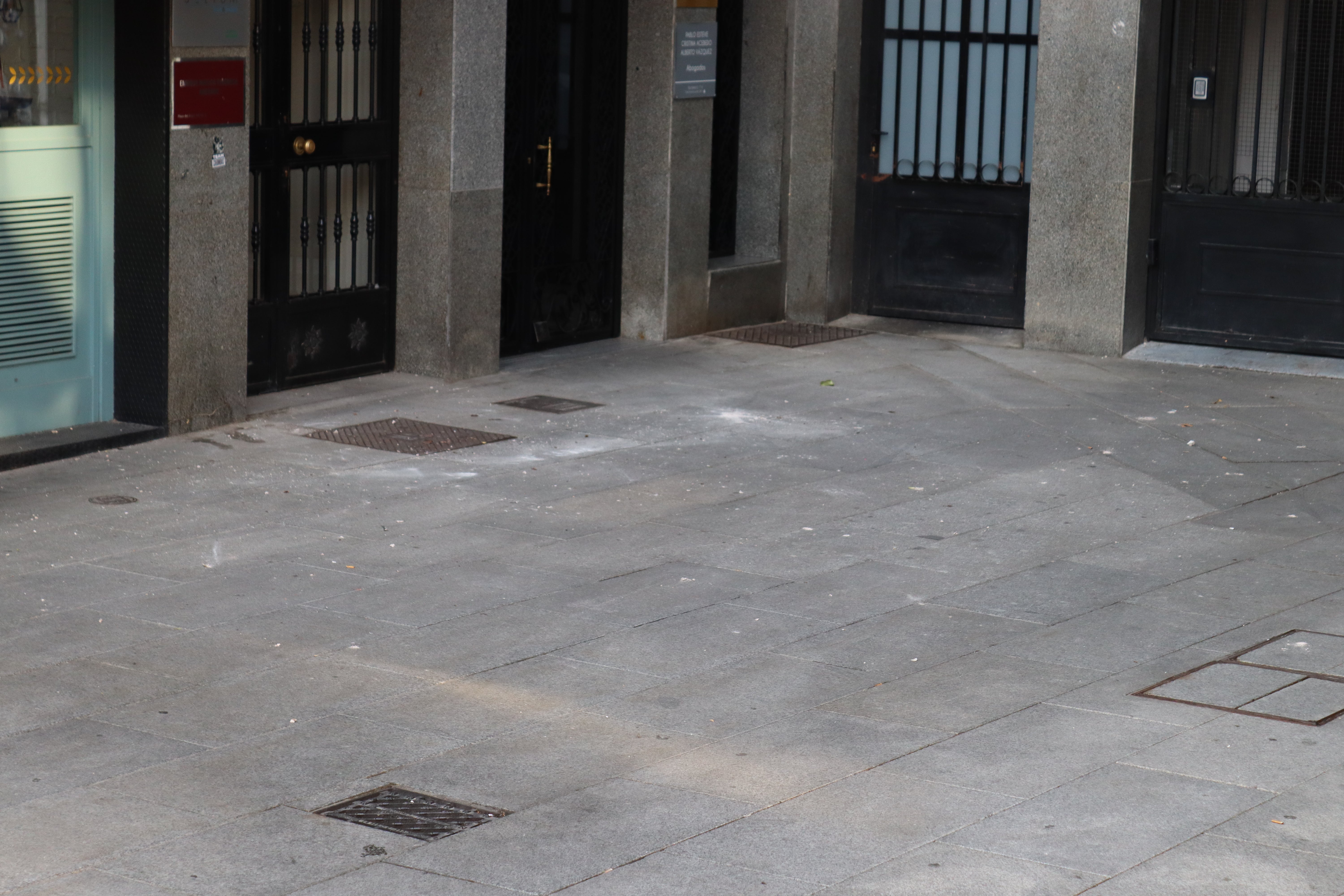 Imagen secundaria 1 - Se cae parte de un balcón de una vivienda en pleno centro de Salamanca