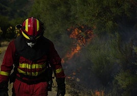 Bombero en labores de extinción en el incendio de Candelario