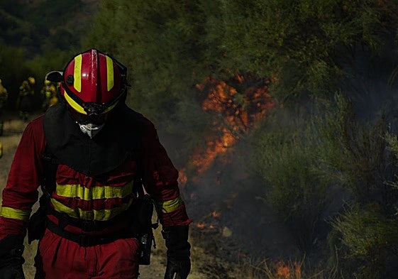 Bombero en labores de extinción en el incendio de Candelario