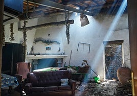 Vivienda arrasada por las llamas en Cerezal de Puertas.