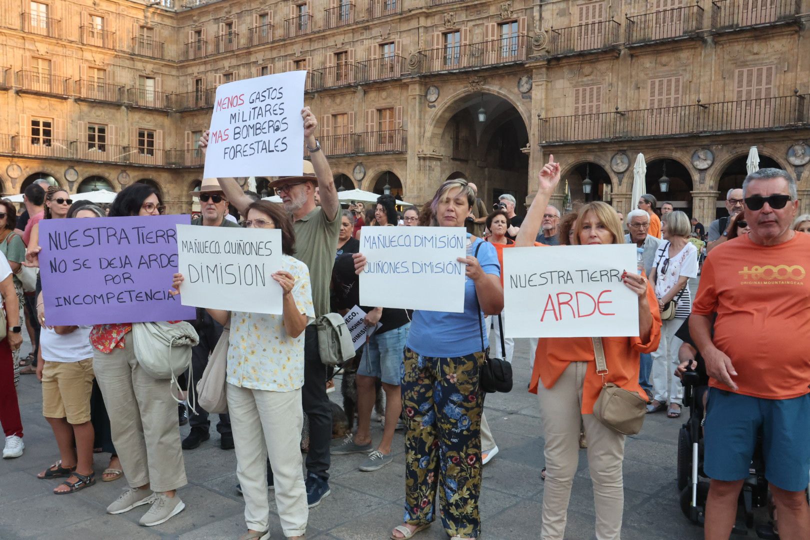En imágenes, la manifestación en Salamanca por la gestión de los incendios