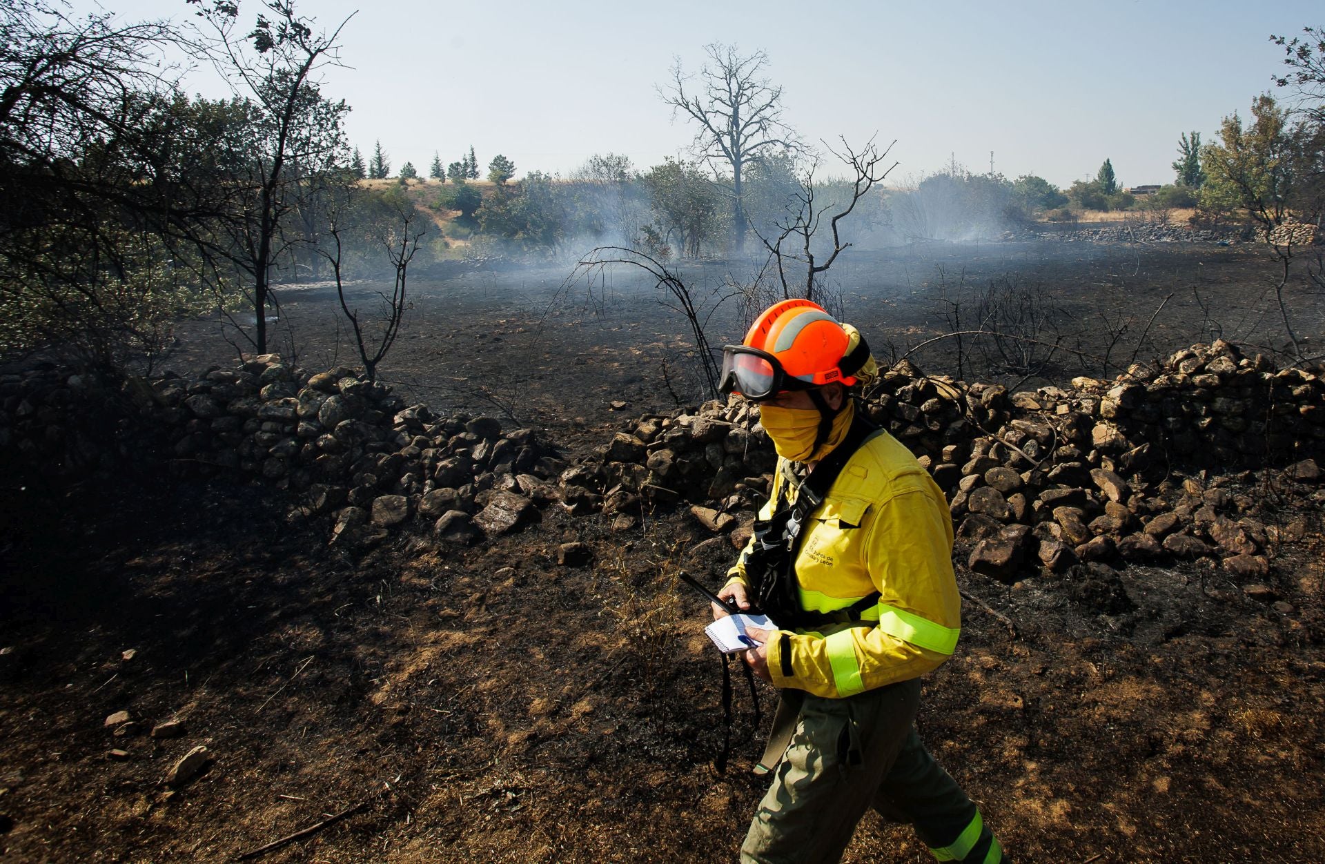Un fuego intencionado pegado a las casas en un pueblo de Salamanca vuelve a tensar a vecinos y bomberos