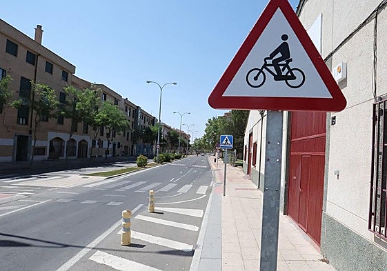 Señal de peligro en el tramo final del carril bici de Puente Ladrillo.