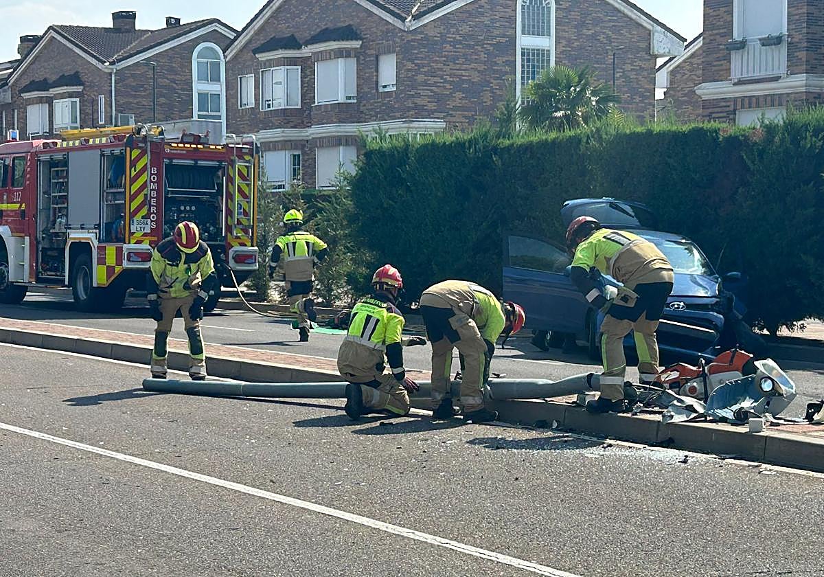 La farola y la señal de tráfico tras el accidente