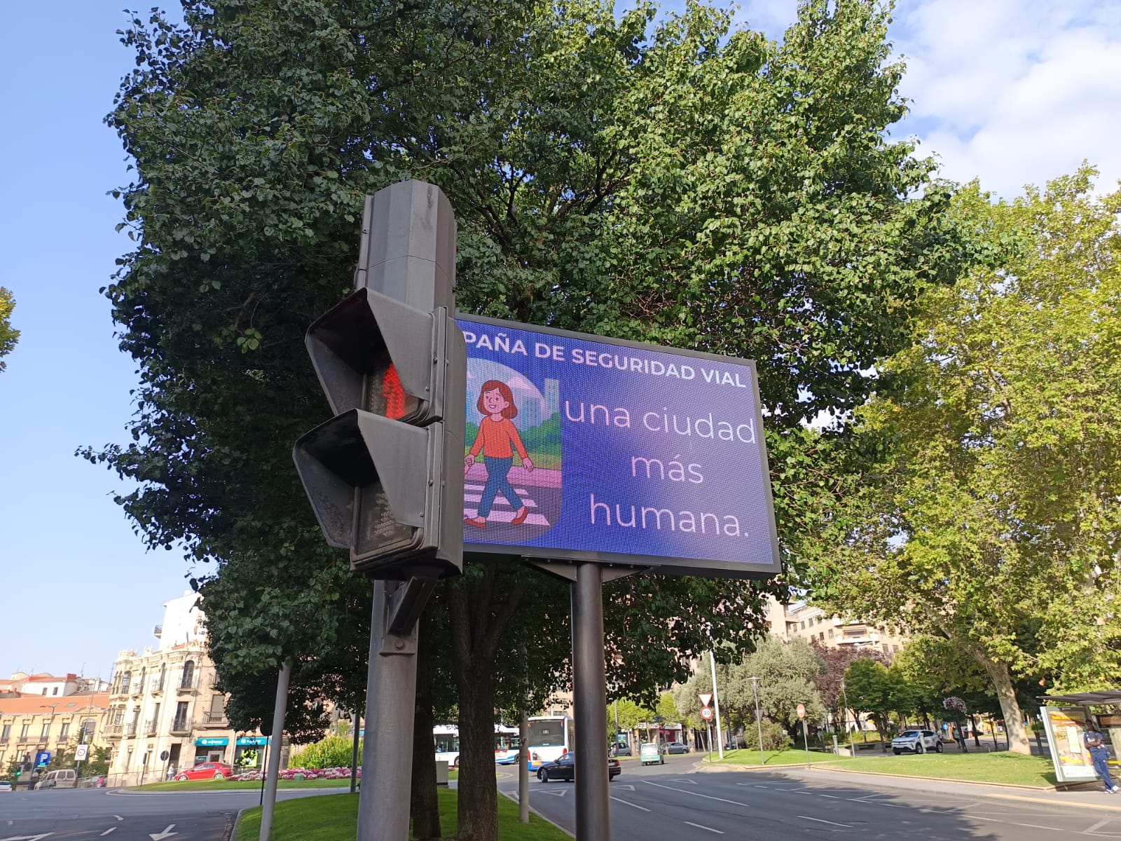 Los dibujos y mensajes que estrena Salamanca para 'enseñar' a cruzar bien los pasos de peatones