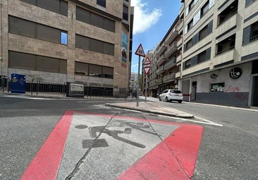 Nuevas señales gigantes y más firmeza de la Policía Local en otro curso de permisividad con la llamada 'doble fila' escolar