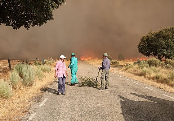 Vecinos de Cipérez trabajan en la extinción de las llamas.
