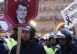 Manifestación de los bomberos de Salamanca en 2013 tras el expediente a 16 de ellos por una protesta.