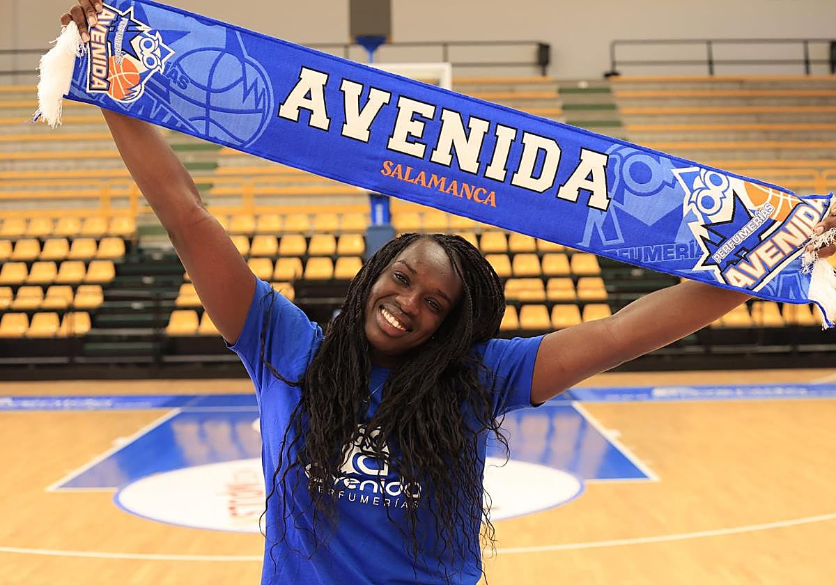 Clarince Djaldi-Tabdi con la bufanda del Club Perfumerías Avenida.