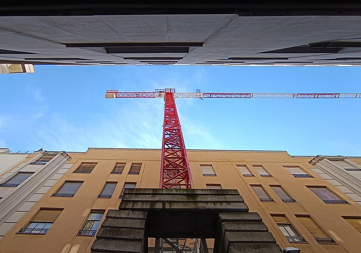 La grúa, vista desde la calle Espoz y Mina.