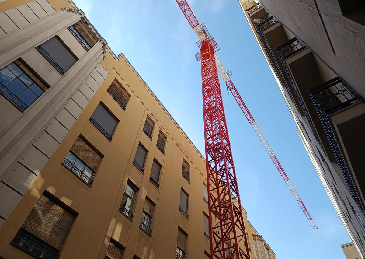 Imagem secundária 1 - O guindaste tem mais de 65 metros de tamanho e sobe da Espoz e Mina Street.