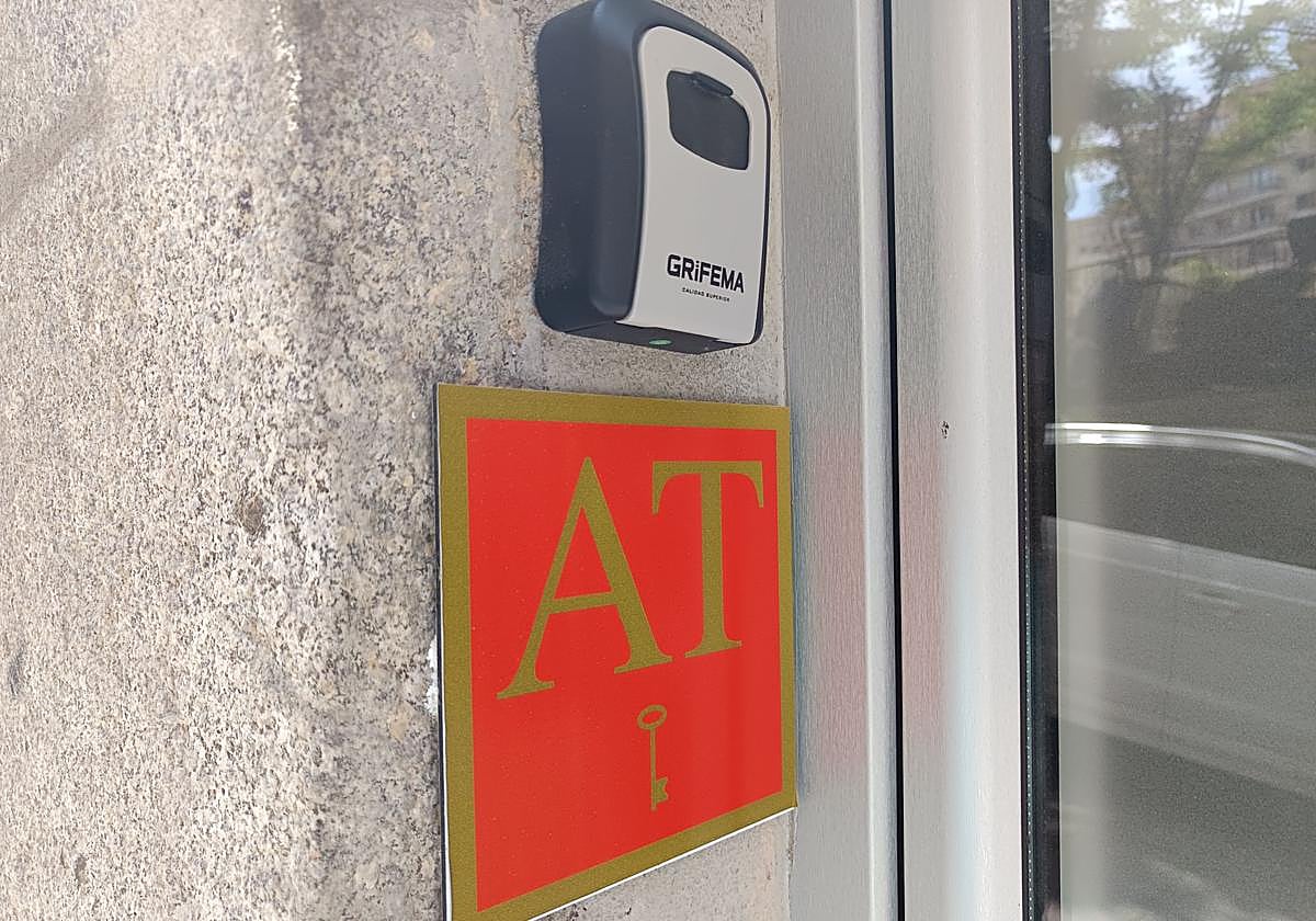 Cartel de apartamento turístico en el centro de Salamanca y caja con el candado de acceso.