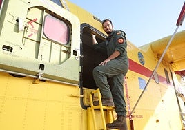 Teniente Díaz Guerra del 43 Grupo del Ejército del Aire en un hidroavión CL-415