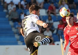 Víctor Olmedo remata el balón durante el choque