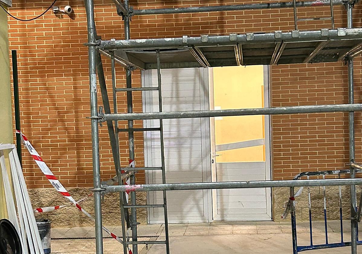 La puerta del vestuario rota