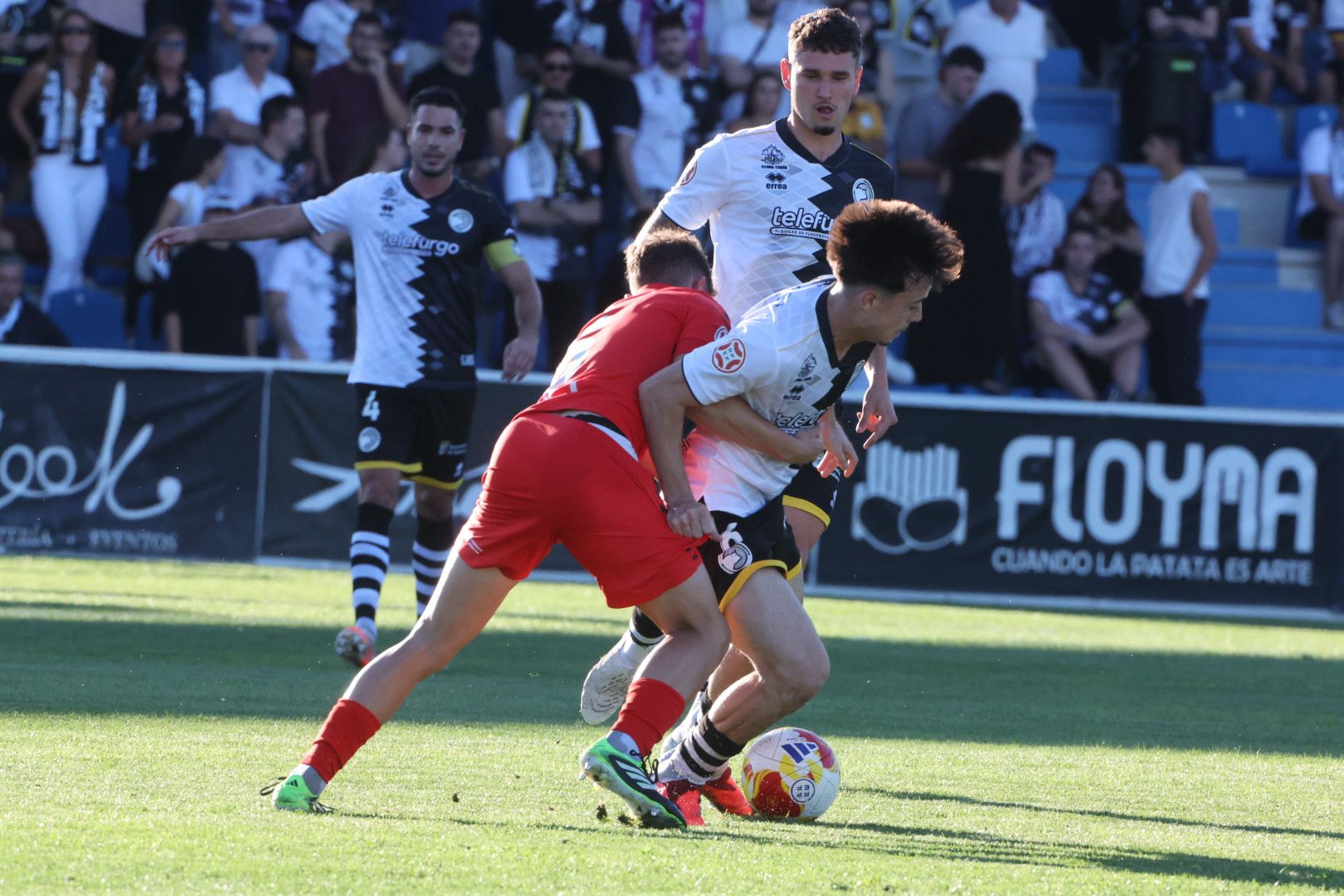 El debut ligero de Unionistas con 3.000 personas en el Reina Sofía