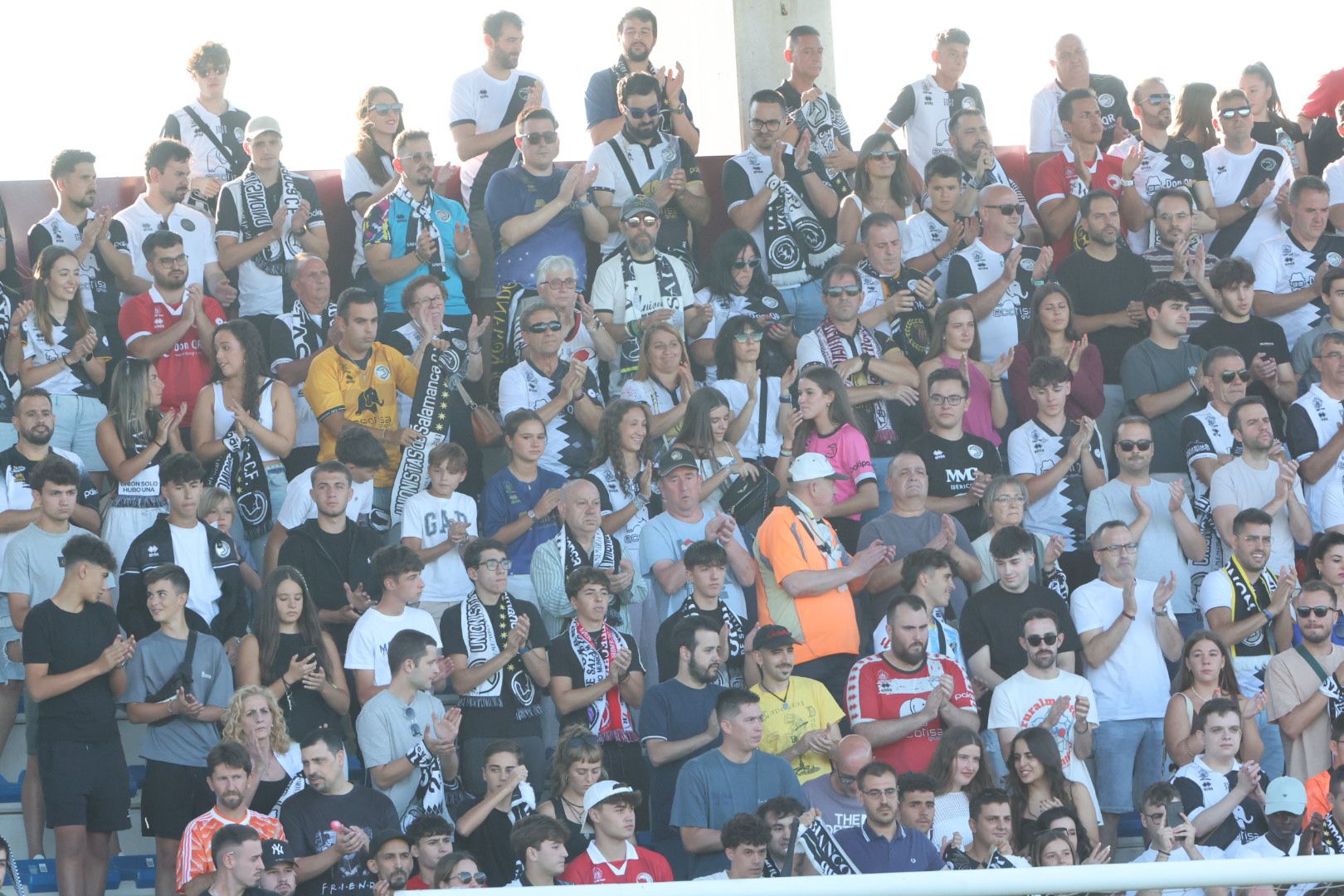 El debut ligero de Unionistas con 3.000 personas en el Reina Sofía