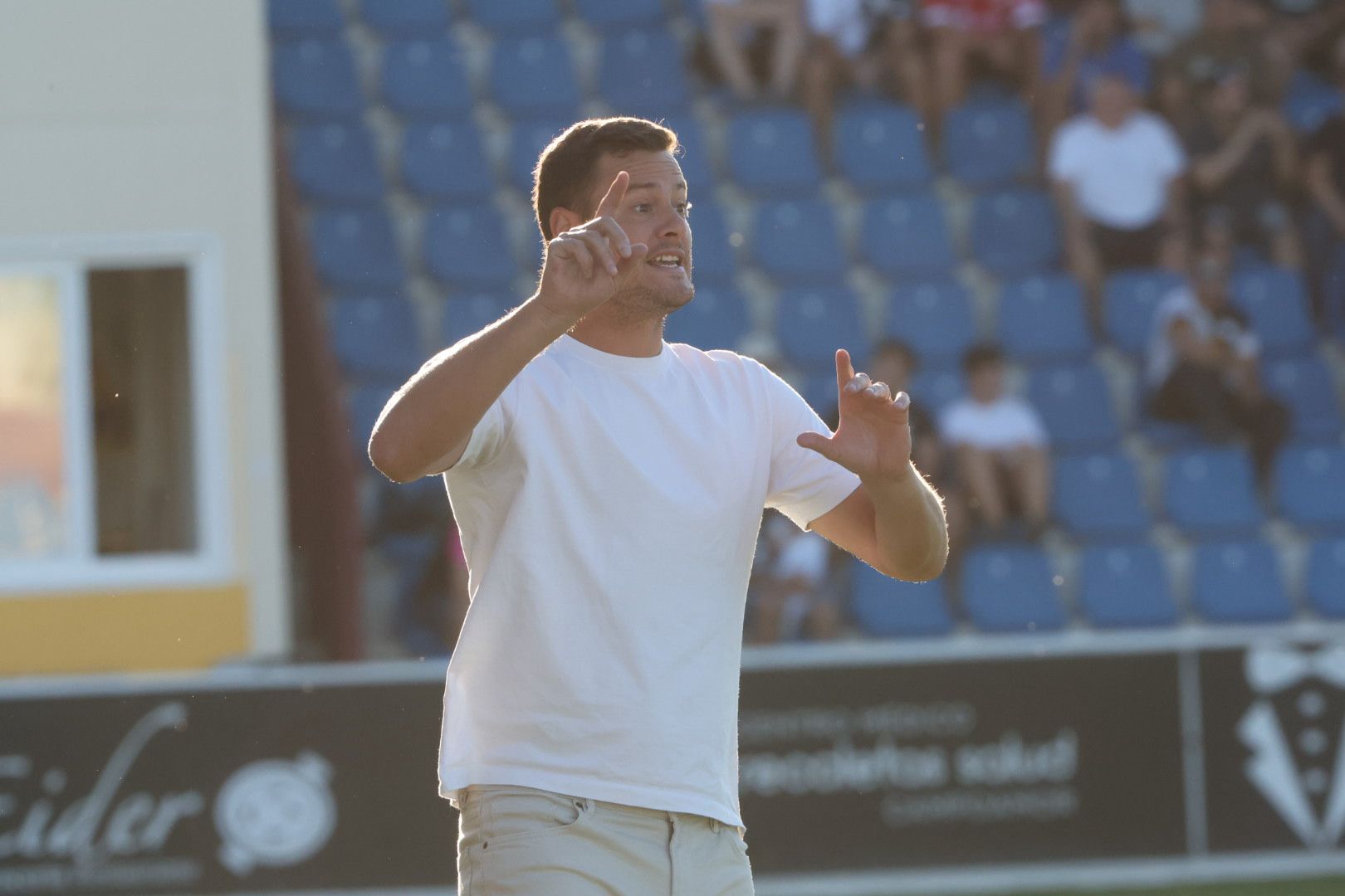 El debut ligero de Unionistas con 3.000 personas en el Reina Sofía