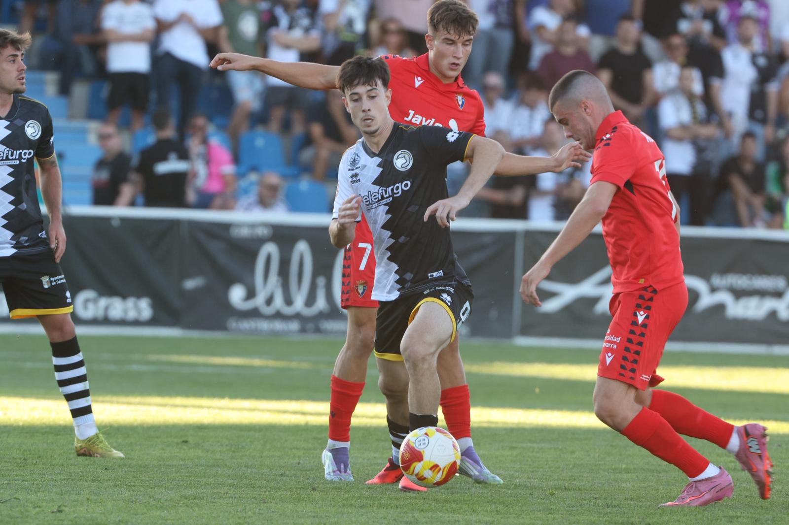 El debut ligero de Unionistas con 3.000 personas en el Reina Sofía