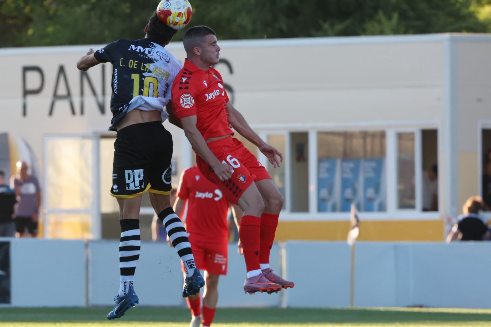 El debut ligero de Unionistas con 3.000 personas en el Reina Sofía