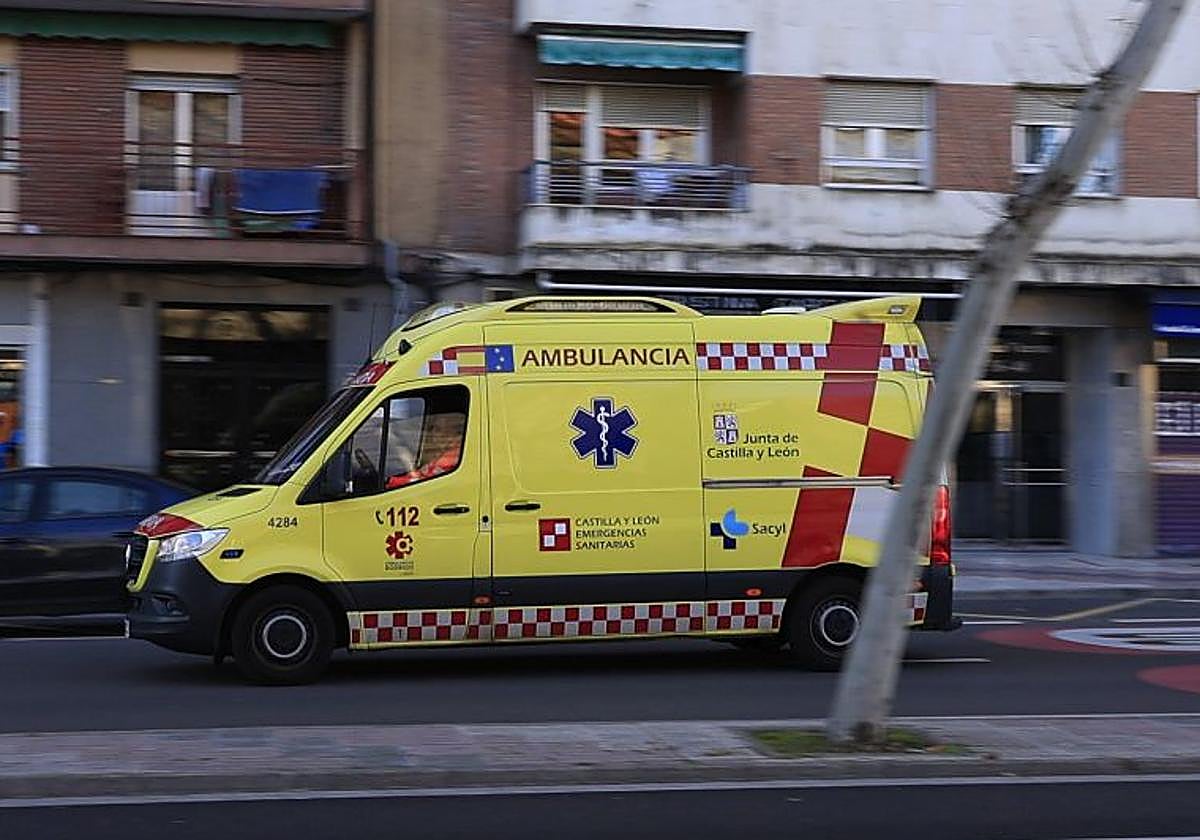 Ambulancia en las calles de Salamanca en una imagen de archivo