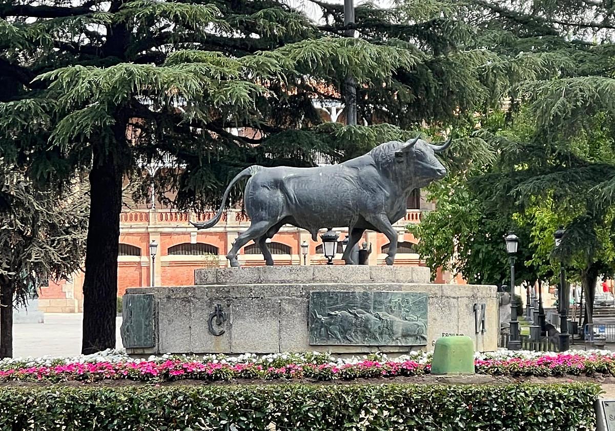 Estatua del toro junto a la plaza de toros de Salamanca.