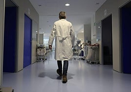 Un sanitario se traslada por uno de los pasillos del Hospital de Salamanca.