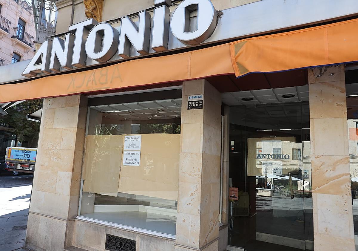 Fachada de Calzados Antonio en la plaza Poeta Iglesias.