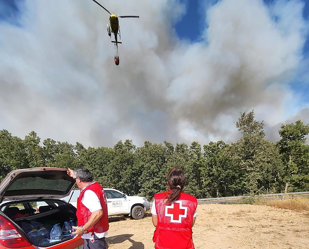 Voluntarios presentes para colaborar contra el incendio de El Payo.
