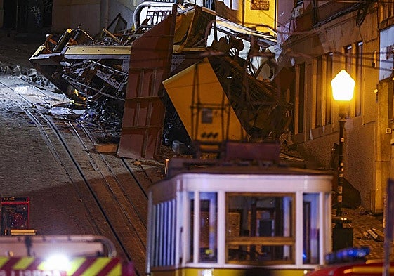 El vehículo, totalmente destrozado.