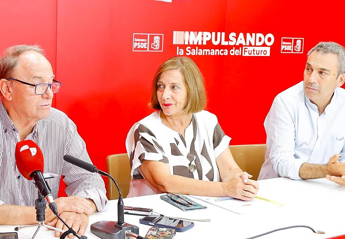 Los alcaldes de El Payo y La Alberca, junto con la viceportavoz socialista en la Diputación, Carmen Ávila.