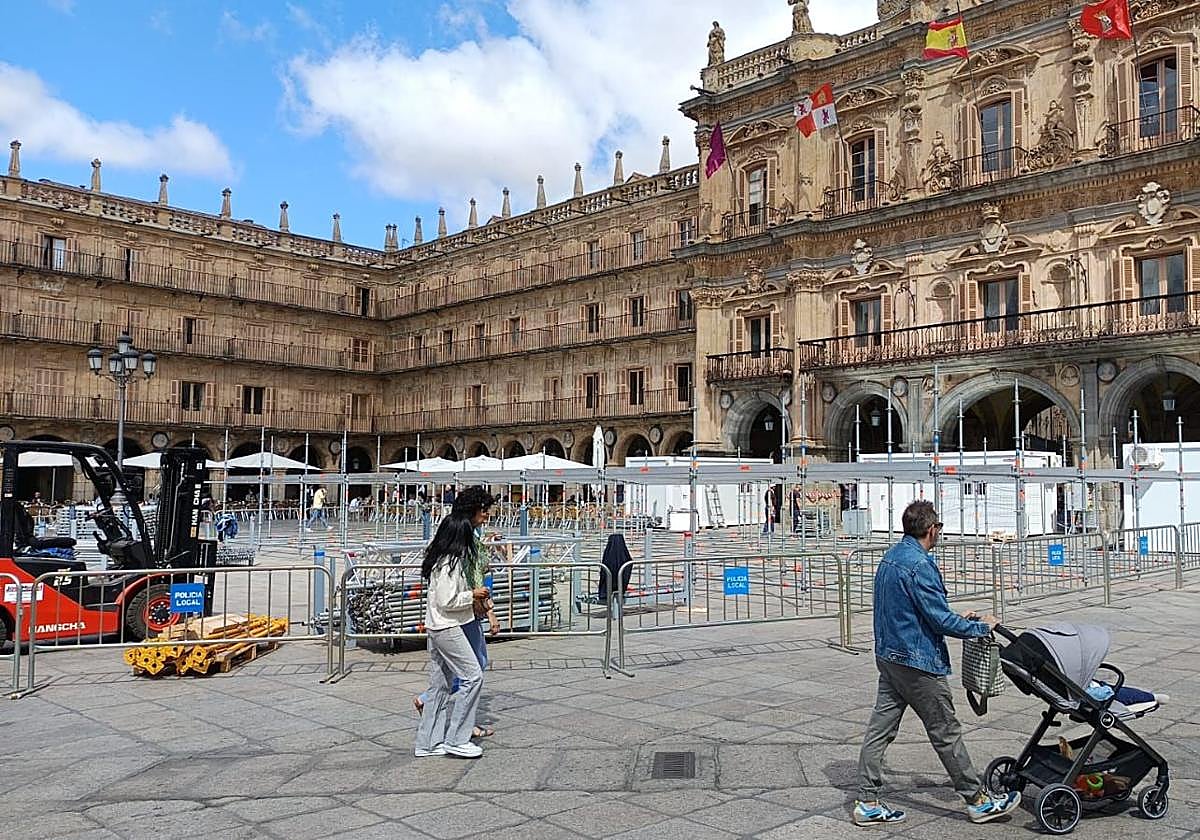 Montaje del escenario de los conciertos en la Plaza Mayor.