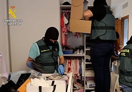 Miembros de la Guardia Civil, durante la operación Banalic.