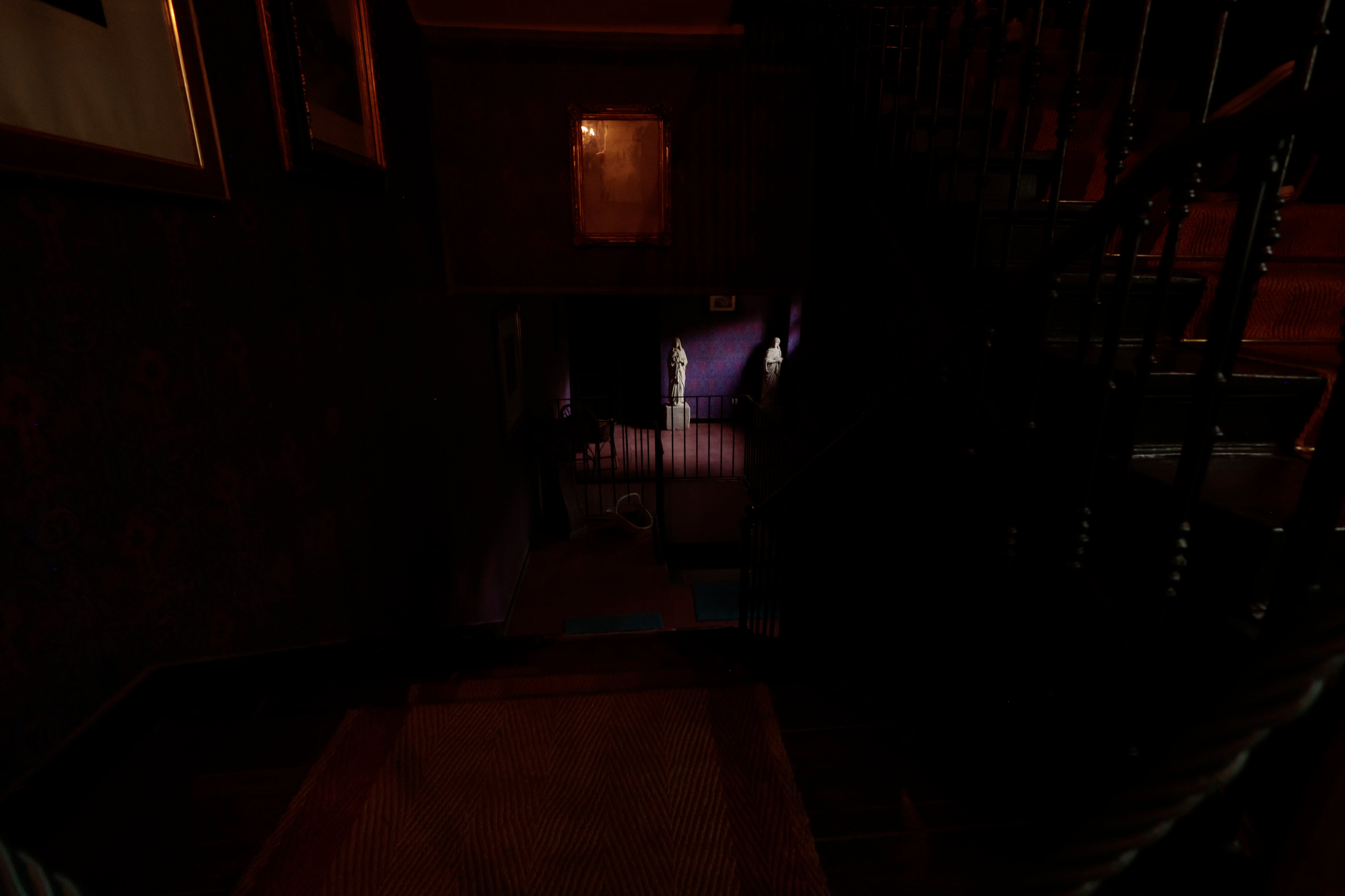 Escaleras que bajan hacia las antiguas caballerizas y sótanos del palacio