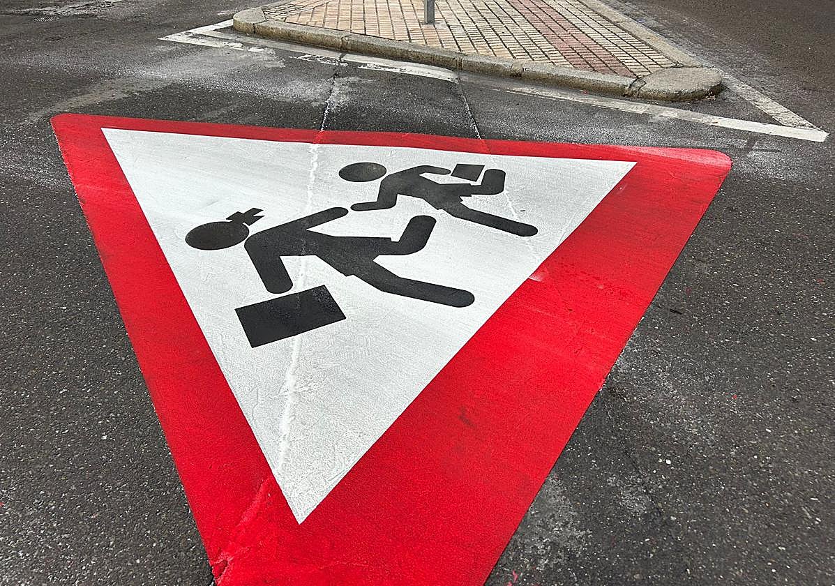 Una de las señales de tráfico que se han renovado cerca de un colegio.