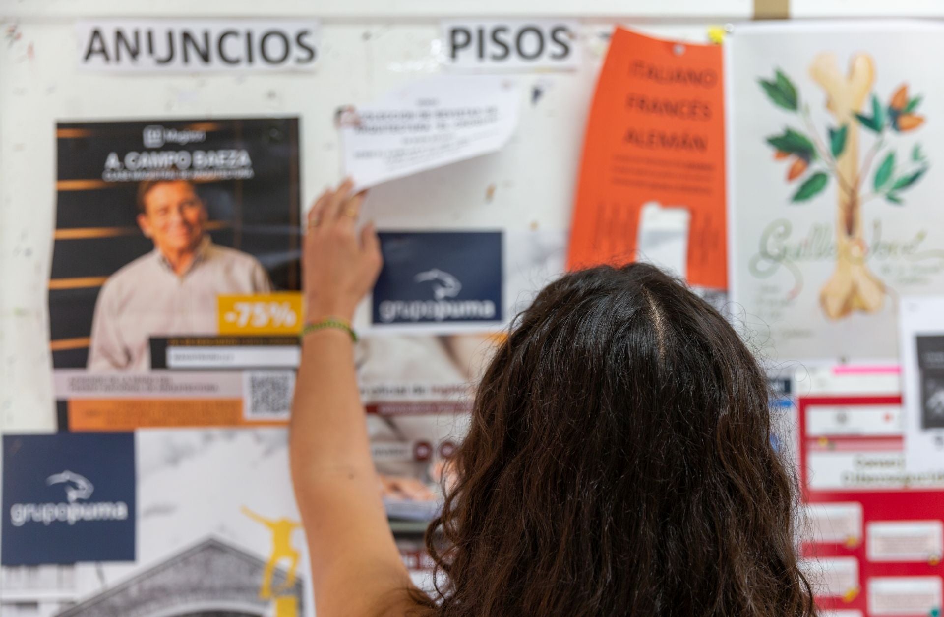 Chica mirando anuncios en una imagen de archivo.