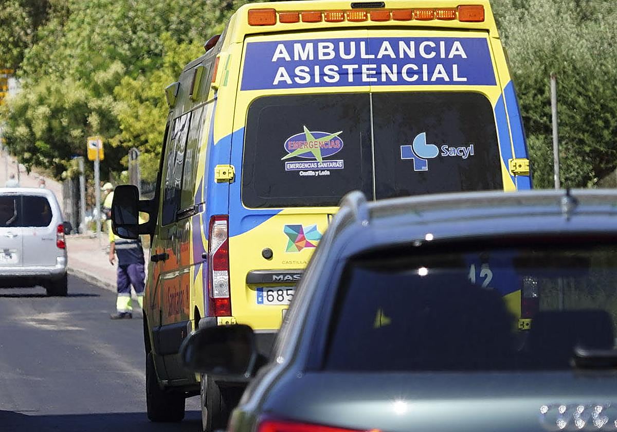 Una ambulancia se dirige al hospital de Salamanca en una imagen de archivo.