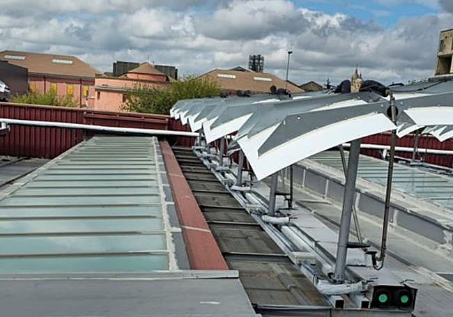 La instalación solar en la cubierta del polideportivo.