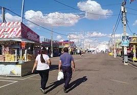 Dos personas recorren una calle del recinto ferial de La Aldehuela.