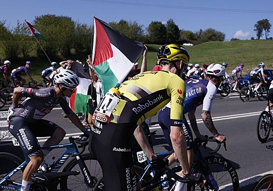 Los ciclistas al inicio de la etapa 13 de la Vuelta Ciclista a España 2025 disputada entre el Cabezón de la Sal, y L'Angliru, de 202,7km de recorrido, este viernes.