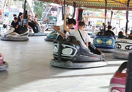 Usuarios en la pista de los coches chocones
