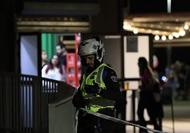 Un motorista de la Policía Local haciendo el cambio.