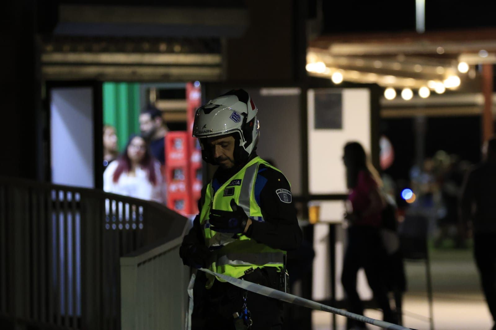 Un motorista de la Policía Local haciendo el cambio.