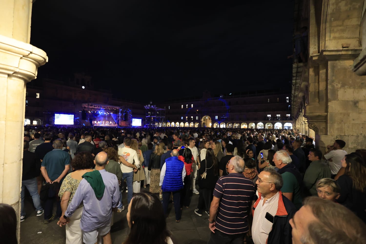 Fiesta flamenca en una Plaza Mayor a rebosar con Siempre Así