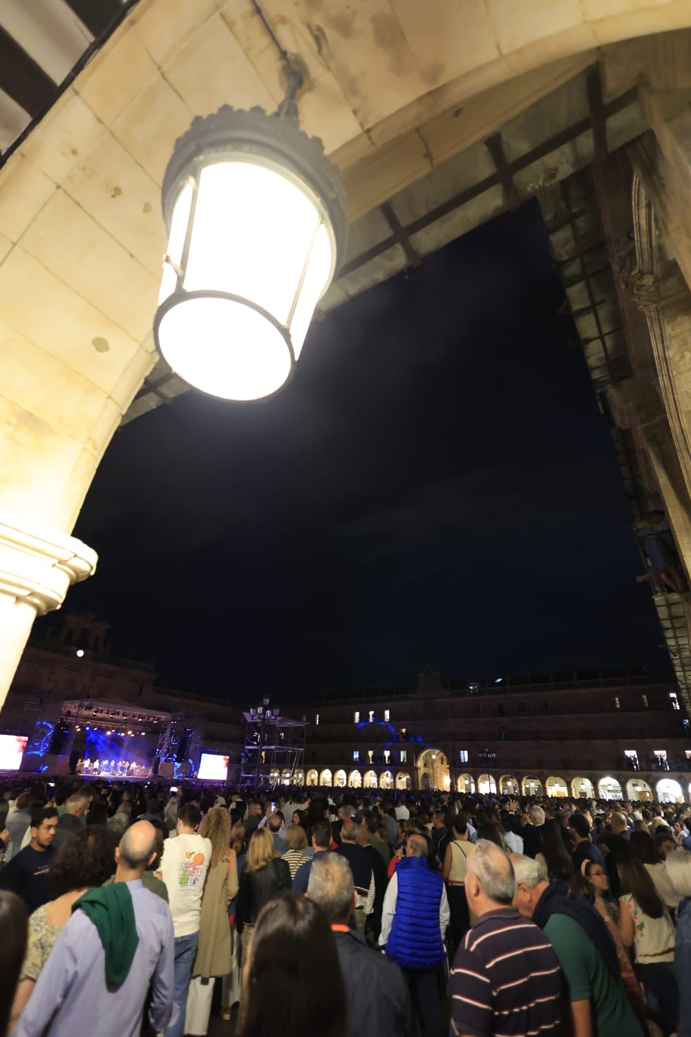 Fiesta flamenca en una Plaza Mayor a rebosar con Siempre Así