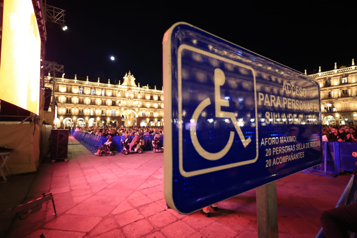 Fiesta flamenca en una Plaza Mayor a rebosar con Siempre Así