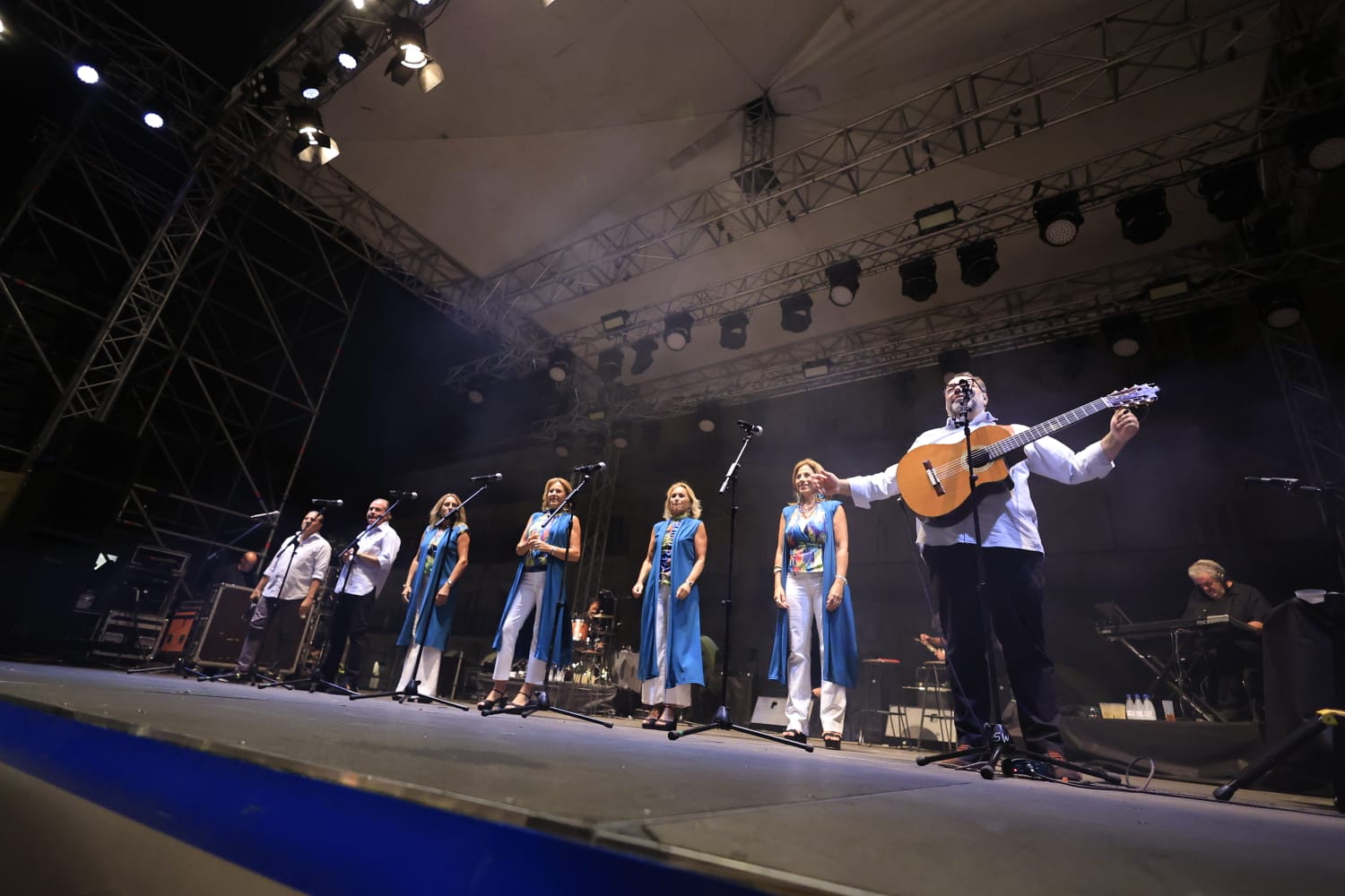 Fiesta flamenca en una Plaza Mayor a rebosar con Siempre Así