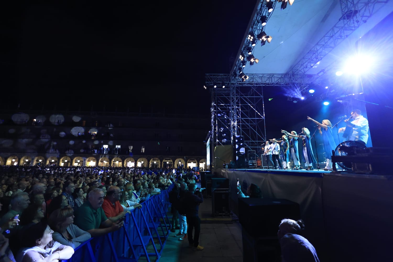 Fiesta flamenca en una Plaza Mayor a rebosar con Siempre Así